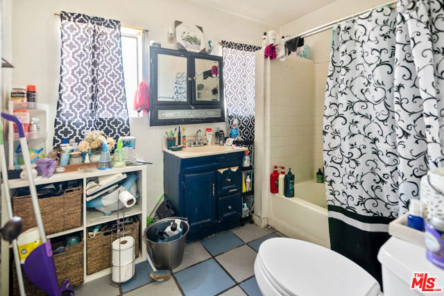 159 E 47th Street, Los Angeles CA: https://media.crmls.org/mediaz/901e9852-3761-41ef-9256-4a36994c932d.jpg