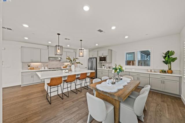 318 Paradiso Ct, San Ramon CA: https://media.crmls.org/mediaz/901f259f-be38-4134-80d8-32b092ef6718.jpg