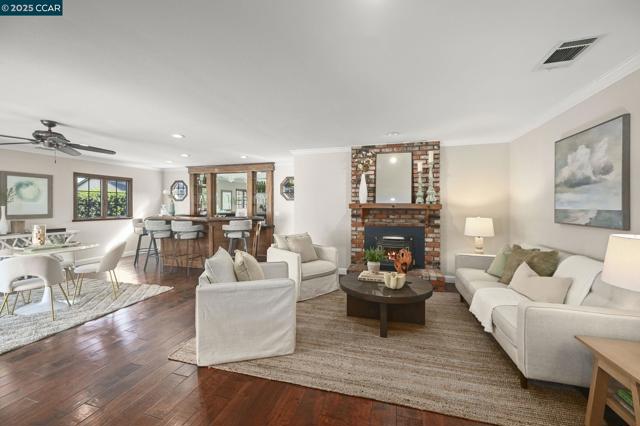 940 Lexington Pl, San Ramon CA: https://media.crmls.org/mediaz/901f3f0a-0fe4-4f10-8edd-9f57798ec68d.jpg