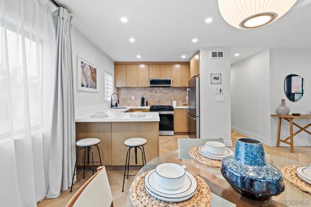 7372 Bishops Ln, La Jolla CA: https://media.crmls.org/mediaz/901fb115-80d1-43c9-a927-1df874eac616.jpg