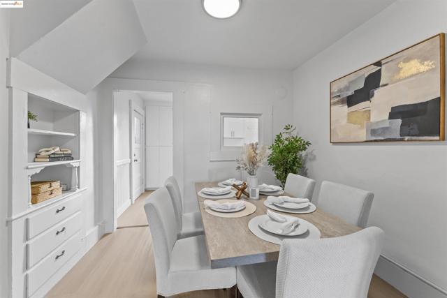 897 Oak Street, Alameda CA: https://media.crmls.org/mediaz/90201311-15ea-4ddf-ac34-38c60b08ac90.jpg