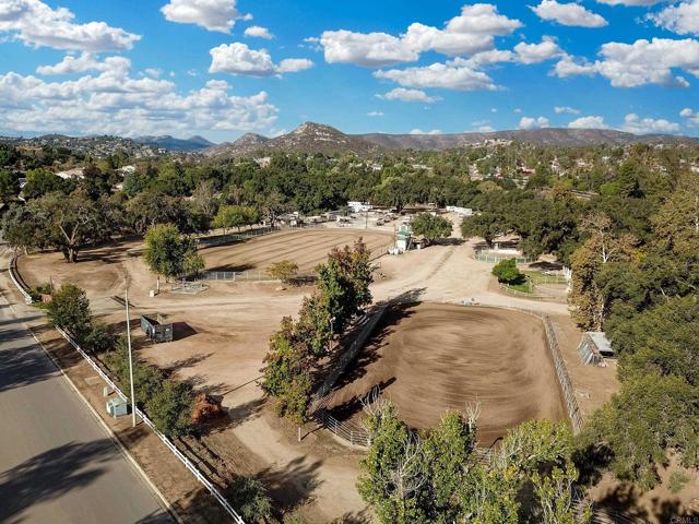 23822 Green Haven Lane, Ramona CA: https://media.crmls.org/mediaz/9020719e-00e7-4a65-944e-4c100ca2ad77.jpg