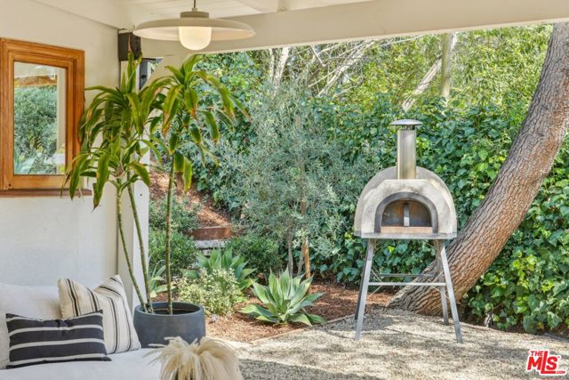 2145 Sunset Crest Drive, Los Angeles CA: https://media.crmls.org/mediaz/902085d8-70f8-4c8c-b910-ea61b407f90d.jpg
