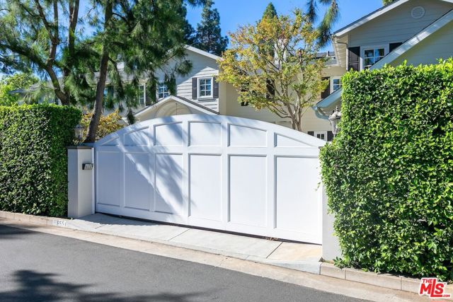 655 N Faring Road, Los Angeles CA: https://media.crmls.org/mediaz/9020ec96-98ad-447d-ac16-470c76cf5aea.jpg