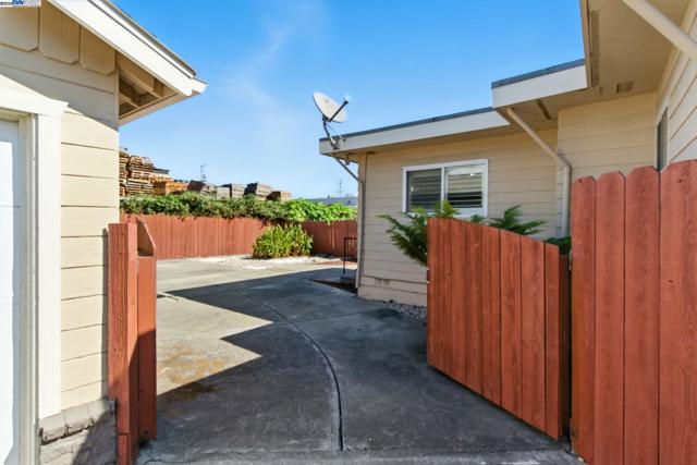 923 90Th Ave, Oakland CA: https://media.crmls.org/mediaz/9022bcba-617e-4866-9157-cfeb981b90ff.jpg