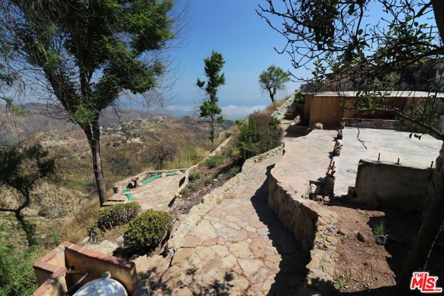 24734 W Saddle Peak Road, Malibu CA: https://media.crmls.org/mediaz/902362e1-ad95-437e-9245-8af5ccc2ef06.jpg