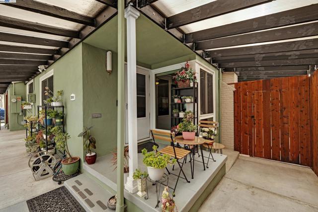 10339 Foothill Blvd, Oakland CA: https://media.crmls.org/mediaz/90246eb7-7ef2-4d96-a3bc-b716a887627d.jpg