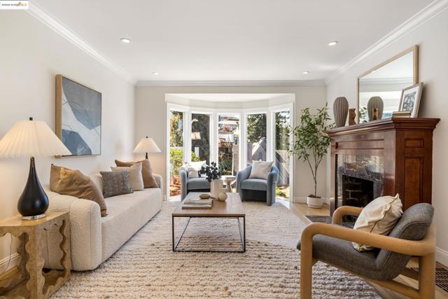 6314 Broadway Ter, Oakland CA: https://media.crmls.org/mediaz/90246fdf-5ae7-4e96-81de-7eff39803a1d.jpg