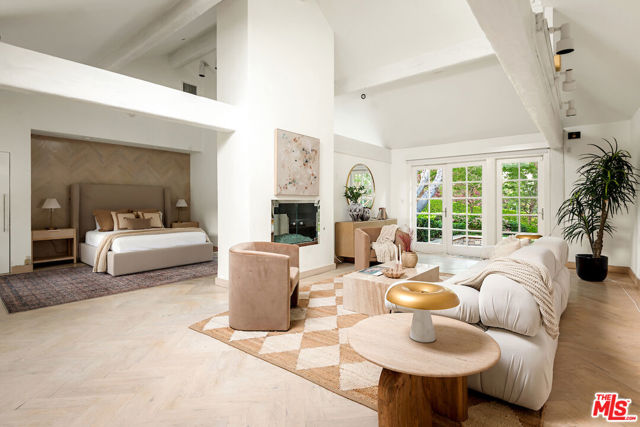 9996 Sunset Boulevard, Beverly Hills CA: https://media.crmls.org/mediaz/90252fde-9b09-42b9-998f-1702d09fbb0b.jpg