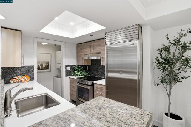 2560 Oak Rd, Walnut Creek CA: https://media.crmls.org/mediaz/9026cac1-8148-4326-a351-4d37708025a4.jpg