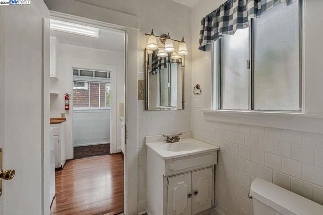 1560 Lincoln Ave #B, Alameda CA: https://media.crmls.org/mediaz/902758c8-1519-4525-8c02-920882feb570.jpg