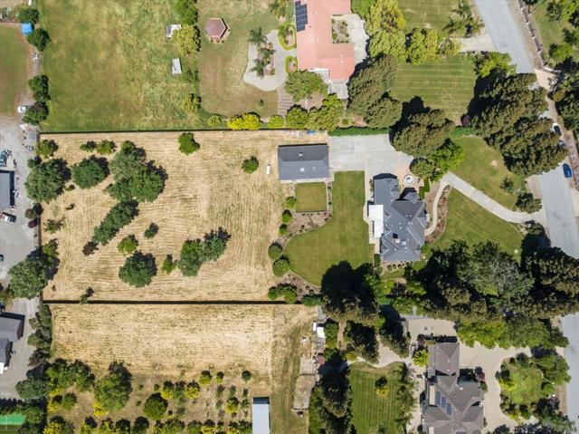 9885 Lantz Drive, Morgan Hill CA: https://media.crmls.org/mediaz/90276b91-36fe-4d34-9e6e-abc66cc9833d.jpg