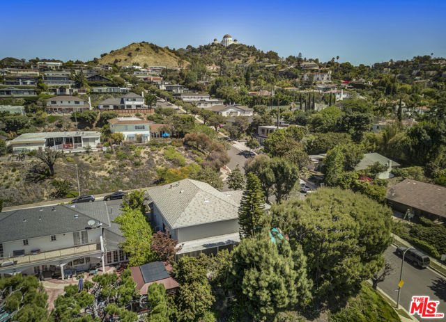 5136 Los Bonitos Way, Los Angeles CA: https://media.crmls.org/mediaz/9027ba08-49a0-4233-a1a7-5d14e4615ea3.jpg