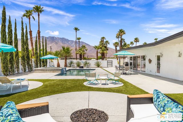 3351 E Paseo Barbara, Palm Springs CA: https://media.crmls.org/mediaz/90282321-7d07-4dd2-9bc3-d0739fdfc701.jpg