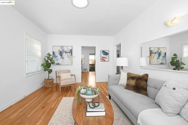 3008 Deakin St, Berkeley CA: https://media.crmls.org/mediaz/9028aa9d-f4b8-4b79-958b-edb9992bbfb5.jpg