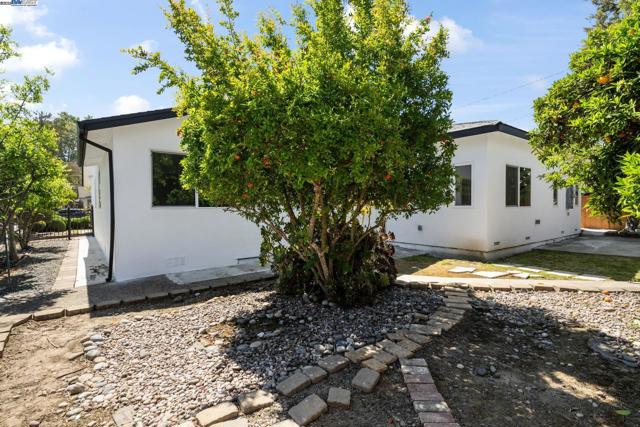 4189 Ogden Dr, Fremont CA: https://media.crmls.org/mediaz/9028ddc2-35e6-436e-9a80-399bd0909011.jpg