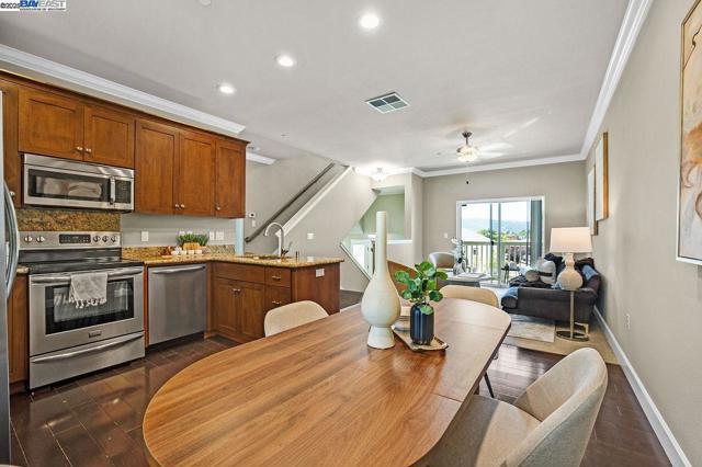 200 Valletta Ln, Pleasanton CA: https://media.crmls.org/mediaz/90295069-4c1a-4763-983e-38f5736da81e.jpg