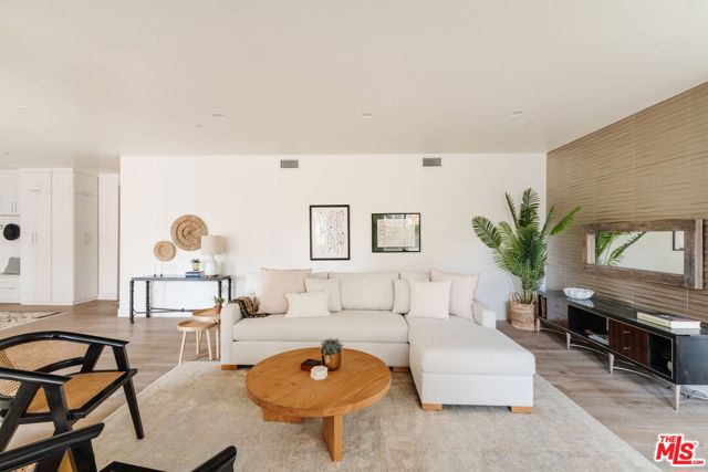 4925 Wilshire Boulevard, Los Angeles CA: https://media.crmls.org/mediaz/902ce377-ea3e-4445-a8b9-be035b99c19d.jpg