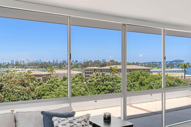 1820 Avenida Del Mundo, Coronado CA: https://media.crmls.org/mediaz/902f5221-9b48-42c9-931b-e25e9ec1f940.jpg