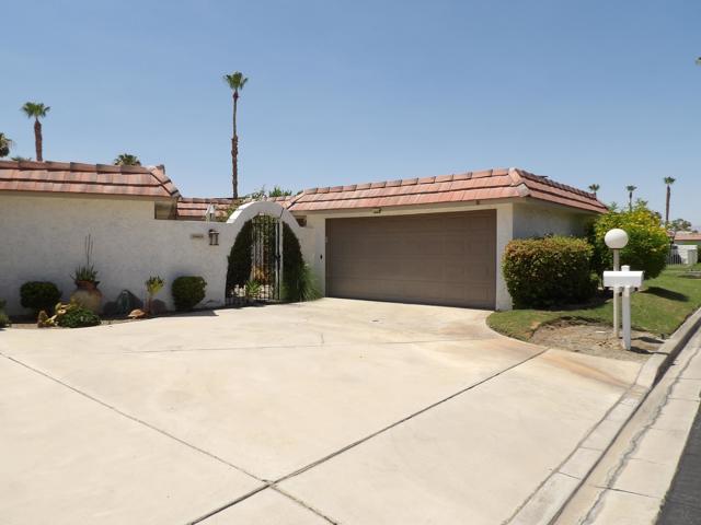 34451 Calle Las Palmas, Cathedral City CA: https://media.crmls.org/mediaz/902f6f69-bb67-4597-b01f-cae75b7c62f3.jpg