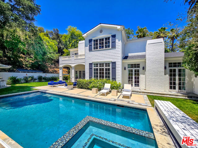 3815 Valley Meadow Road, Encino CA: https://media.crmls.org/mediaz/902fef3c-5990-4cb8-996d-21ea62d2c38f.jpg