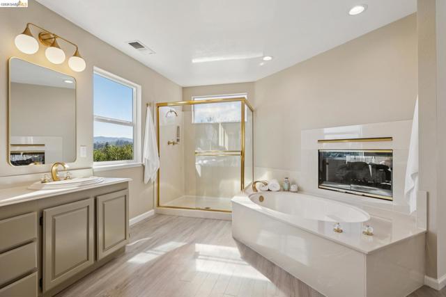 2004 Fries Ct, Martinez CA: https://media.crmls.org/mediaz/903004ff-8b9c-49f7-831f-a97a952ad8da.jpg