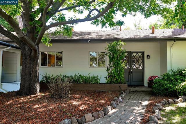 1536 Maynard St, Concord CA: https://media.crmls.org/mediaz/90313556-978f-4a7c-b20e-c32186d3f64b.jpg