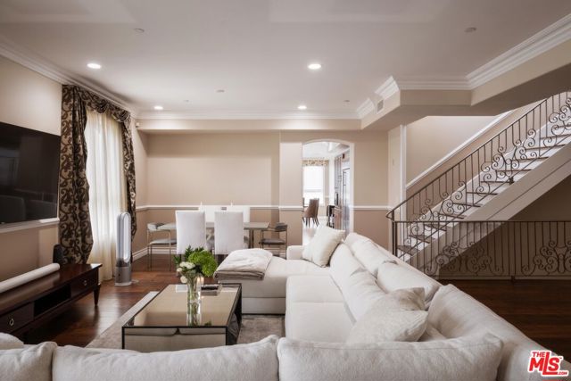 132 S Crescent Drive, Beverly Hills CA: https://media.crmls.org/mediaz/9031d597-0f4d-4104-8ef0-526abe189d55.jpg