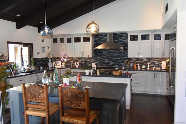 1153 Crest Dr, Encinitas CA: https://media.crmls.org/mediaz/903435e7-e0c9-48e8-8cf7-9c48e581102b.jpg