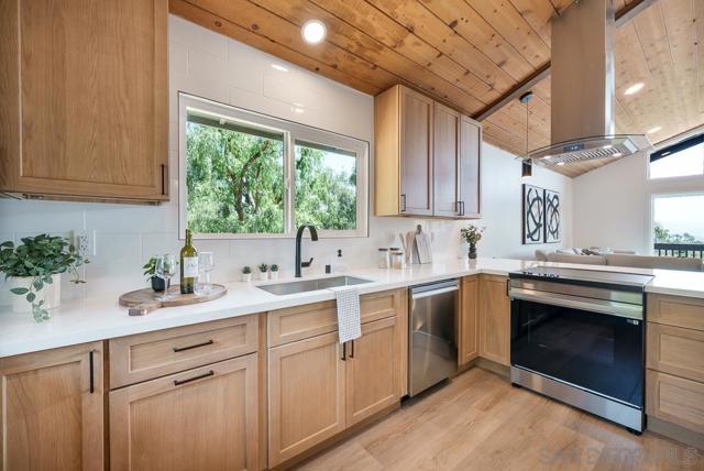 2927 Lawrence Ln, Escondido CA: https://media.crmls.org/mediaz/903677f5-92b8-4025-a281-493baaed5f3b.jpg