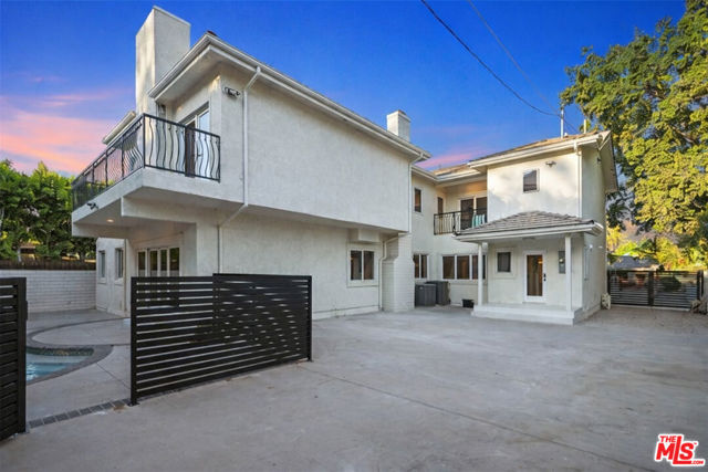 5439 Gentry Avenue, Valley Village CA: https://media.crmls.org/mediaz/903966ca-71a3-441c-9325-e72a05ea4504.jpg