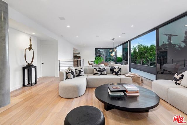 2164 Sunset Plaza Drive, Los Angeles CA: https://media.crmls.org/mediaz/9039d4d7-7786-4b5d-91aa-d89a90fb410a.jpg