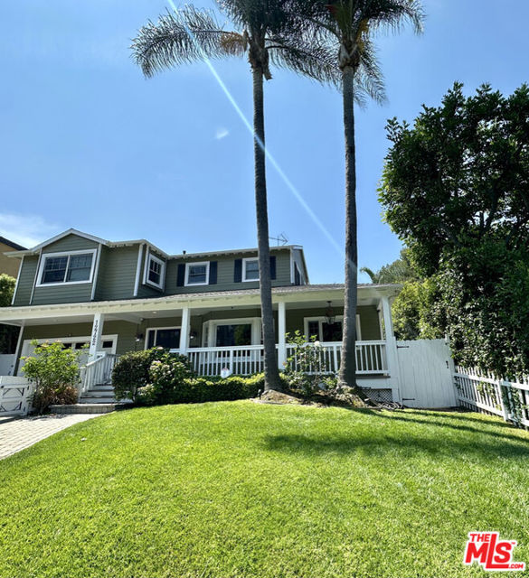 12722 Halkirk Street, Studio City CA: https://media.crmls.org/mediaz/903b14bc-931c-4be8-a244-a4a915475d59.jpg