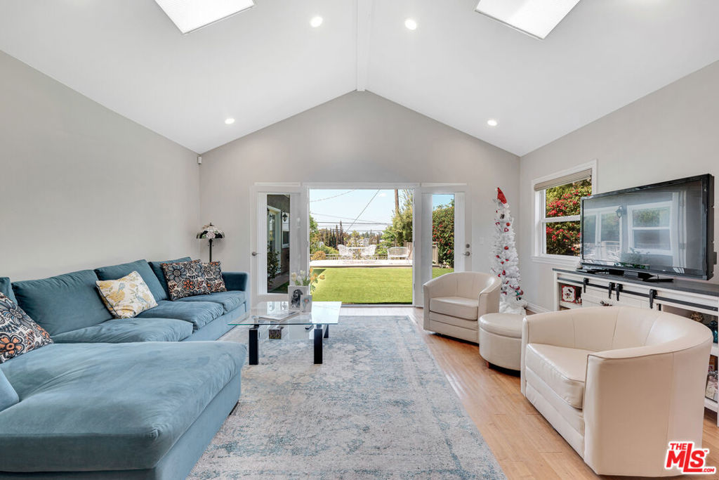 3733 Willowcrest AvenueStudio City img 12