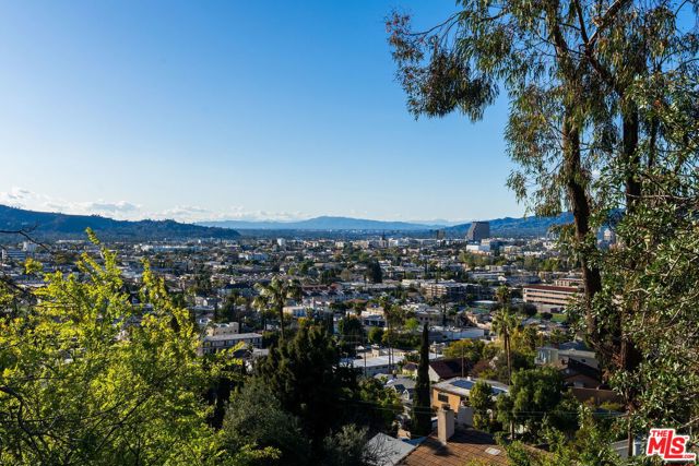 1313 Corona Drive, Glendale CA: https://media.crmls.org/mediaz/903dbd81-36ef-4fab-96c0-91f037ca4b69.jpg