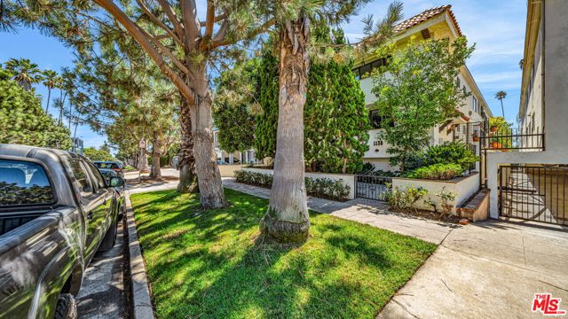 1130 9th Street, Santa Monica CA: https://media.crmls.org/mediaz/903dd3ed-e450-433d-9812-5b78adfca700.jpg