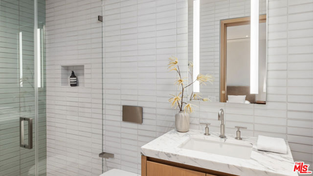 31388 Broad Beach Road, Malibu CA: https://media.crmls.org/mediaz/903e3e82-277d-46f8-950f-628c018acd60.jpg