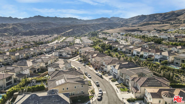 12333 N Finch Court, Porter Ranch CA: https://media.crmls.org/mediaz/903e6509-5474-443d-8b95-d320a377f3e1.jpg