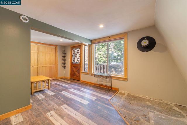 12255 Sierra Dr, Truckee CA: https://media.crmls.org/mediaz/903f4934-b524-4d2e-80ca-162acbbfac2b.jpg