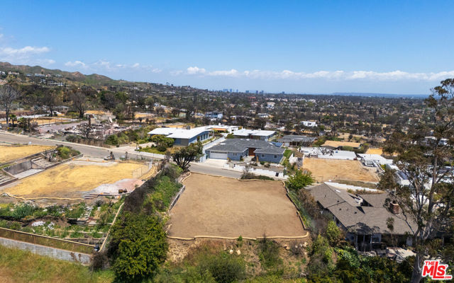 729 Enchanted Way, Pacific Palisades CA: https://media.crmls.org/mediaz/903f768a-5d76-4e09-9e08-db3fa077263e.jpg