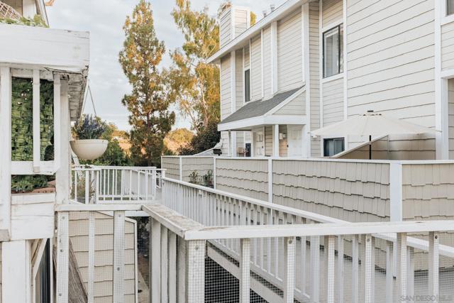 4652 Don Lorenzo Dr, Los Angeles CA: https://media.crmls.org/mediaz/90405bdd-5a8c-4668-84d5-e7fa0adf5253.jpg