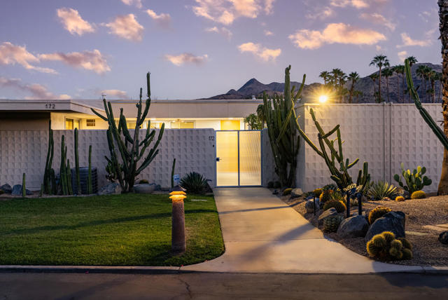 172 Desert Lakes Drive, Palm Springs CA: https://media.crmls.org/mediaz/9040916a-0337-41af-aa08-9f5d4c5a4862.jpg