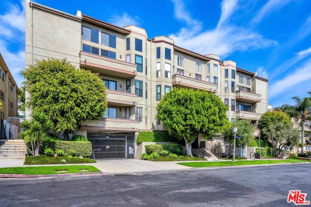 2332 Fox Hills Drive, Los Angeles CA: https://media.crmls.org/mediaz/9041fadc-c358-456b-8202-811c0197ca7d.jpg