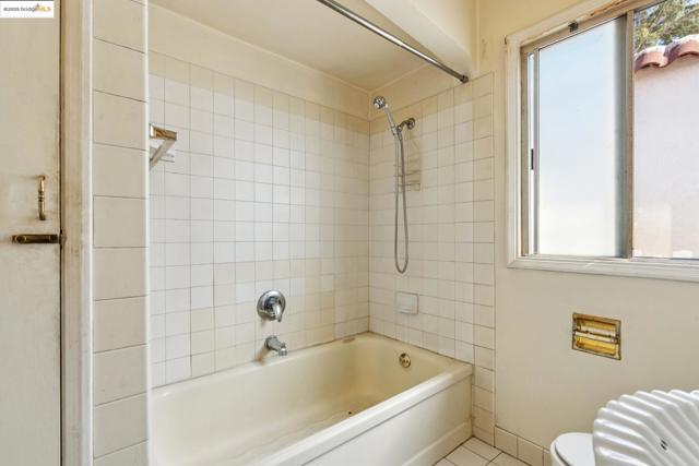 2570 99th Ave, Oakland CA: https://media.crmls.org/mediaz/904228ba-0430-4570-be44-dfc651f2f26a.jpg