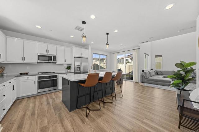 Detail Gallery Image 3 of 29 For 45218 via Vela, Temecula,  CA 92592 - 3 Beds | 2/1 Baths