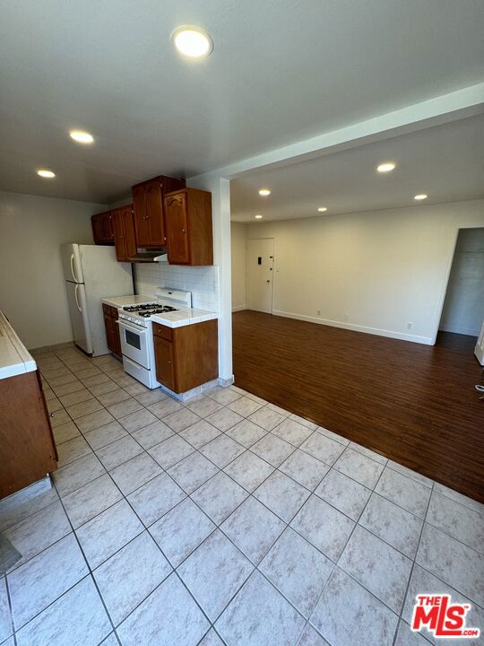 3707 Kelton Avenue, Los Angeles CA: https://media.crmls.org/mediaz/904291e4-6a02-46ba-a13b-9201cac6372e.jpg