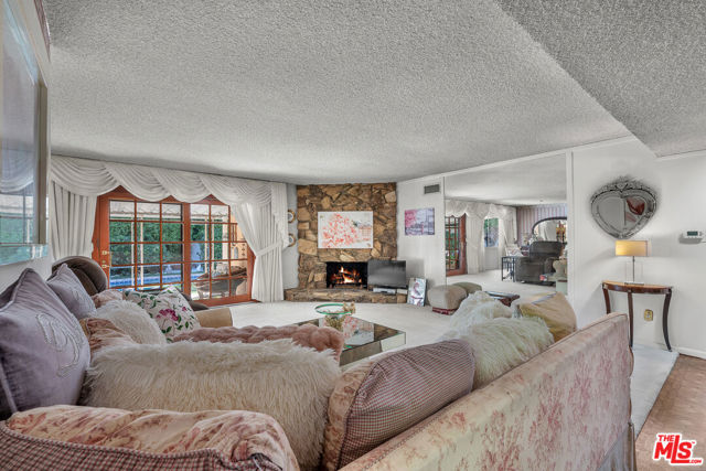 13016 Stagg Street photo 6