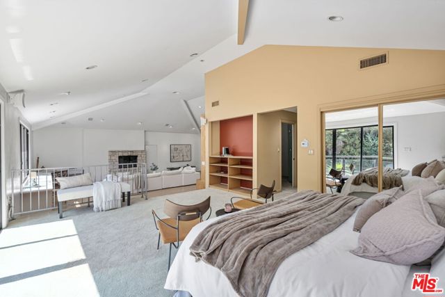 515 Warner Avenue, Los Angeles CA: https://media.crmls.org/mediaz/9043c471-e873-4cb8-88d8-d2b4c98ce423.jpg
