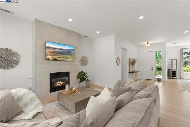 3319 Besana Dr, El Dorado Hills CA: https://media.crmls.org/mediaz/90452145-3e42-45f2-8db1-42cc5a1dae83.jpg