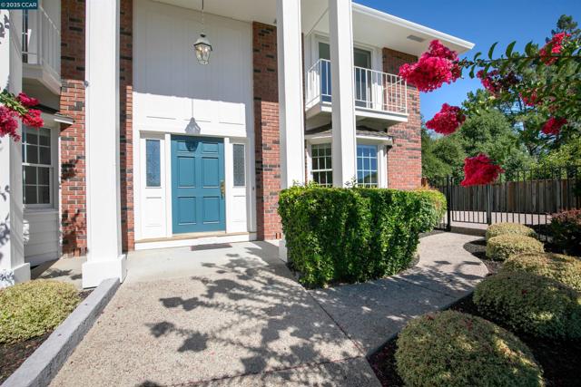 2646 Roundhill Dr, Alamo CA: https://media.crmls.org/mediaz/9045f5f5-98bc-47cd-8b4b-5593946dfe37.jpg